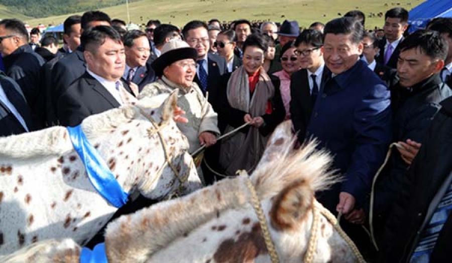 Си Зиньпинд цоохор зүсмийн морьд бэлэглэжээ