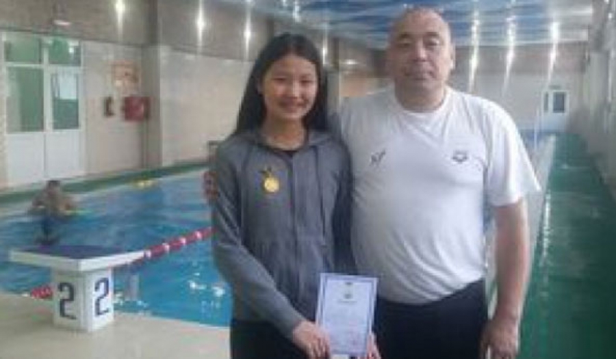 Монгол Улсын рекорд тогтоосон усанд сэлэгч охин АНУ-д суралцахаар явлаа