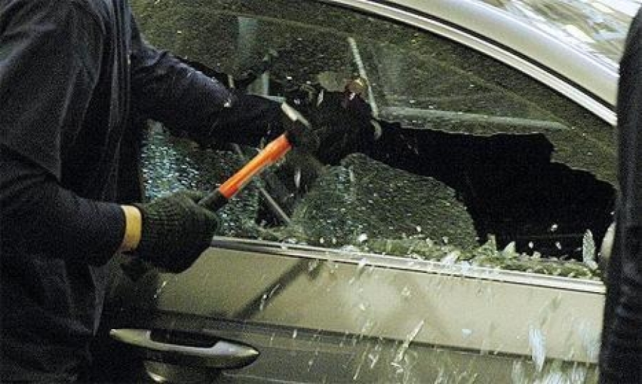 Автомашины цонх хагалж хулгай хийдэг бүлэг залуусыг баривчилжээ