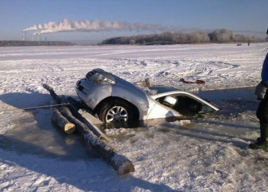 Хоёр машин мөсөнд цөмөрч, нэг хүн амиа алджээ