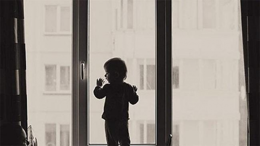Сэрэмжлүүлэг: 5 давхрын цонхоор бага насны хүүхэд унаж амиа алдав
