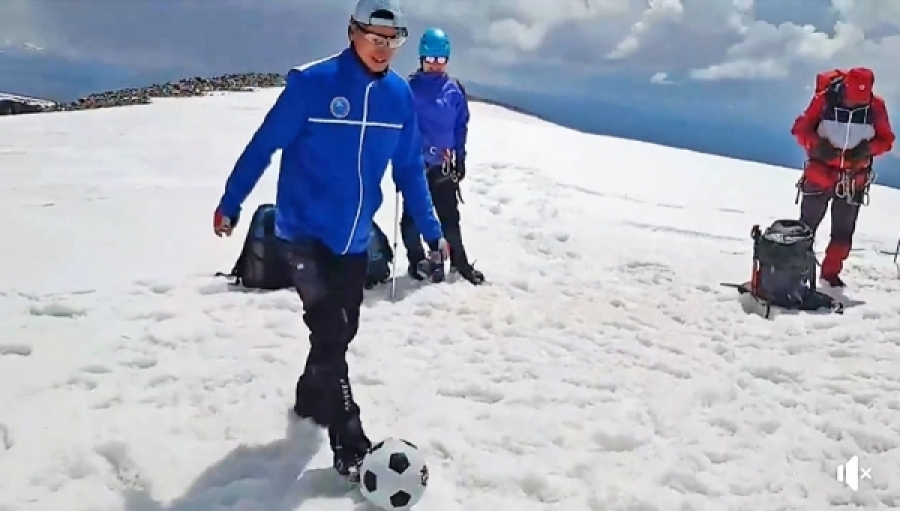 Монголын уулчид Хөх Сэрхийн нурууны ноён оргилд хөлбөмбөг тогложээ