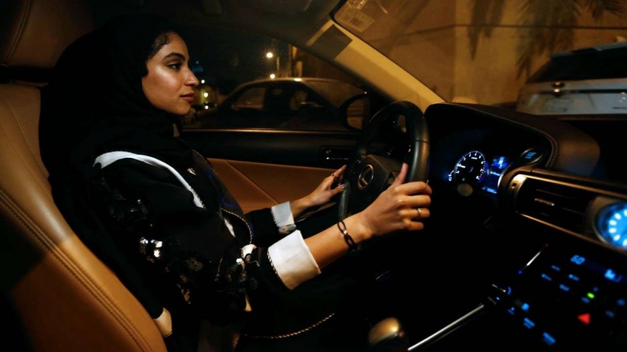 Саудын Арабын эмэгтэйчүүд албан ёсоор машин барих эрхтэй боллоо