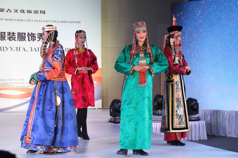 Монгол үндэстний хувцас загварын шоу болов