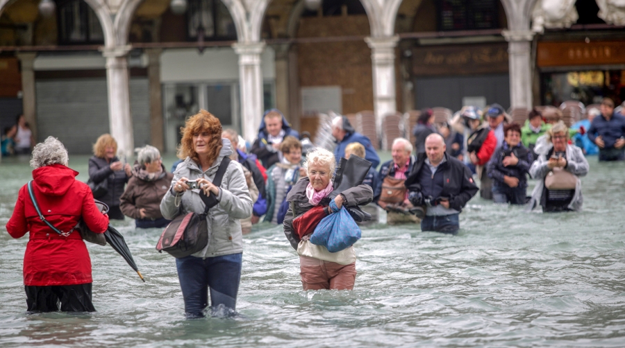 ФОТО: Венец хотын 75 хувь нь усанд автжээ