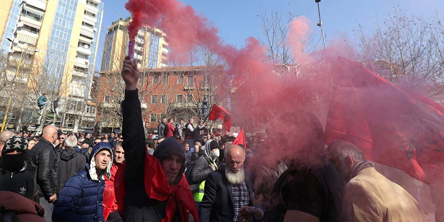 Албаний Засгийн газрыг зохион байгуулалттай гэмт хэрэгт холбогдсон хэмээн буруутгажээ