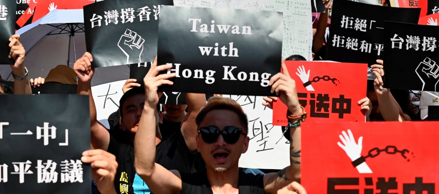 Шинэ хуулийг эсэргүүцсэн жагсаал Тайваньд боллоо