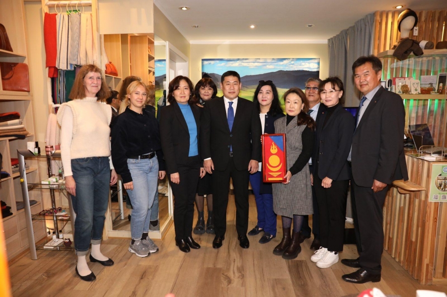 Ерөнхий сайд Л.Оюун-Эрдэнэ Европ дахь Монголын мэдээлэл, худалдааг дэмжих төвийн үйл ажиллагаатай танилцлаа