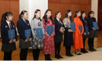 “Монголын түүх-Монгол бахархал” эсээ бичлэгийн уралдаанд тэргүүлсэн сурагчид шагналаа гардлаа